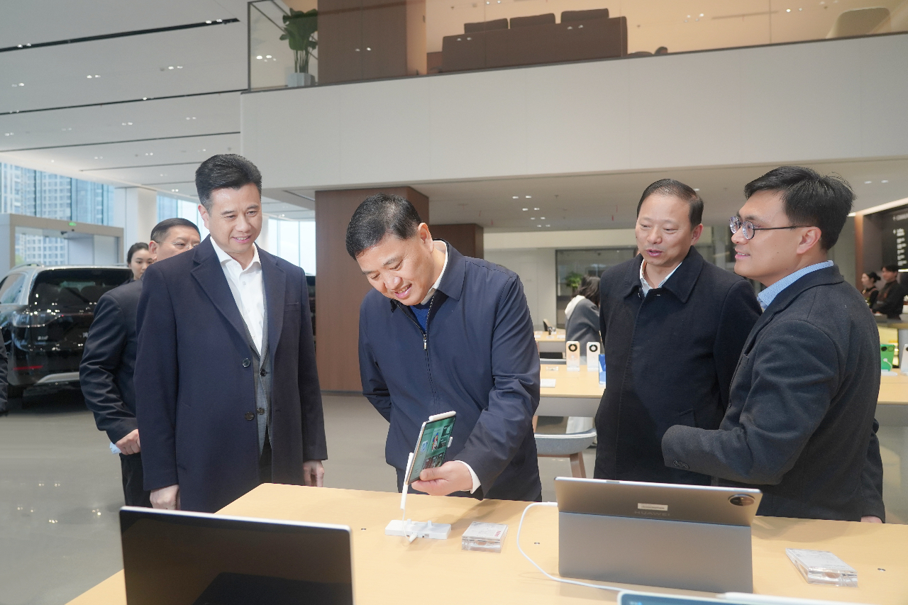 市人大常委会主任李镇发走访调研华宏汽车品牌中心