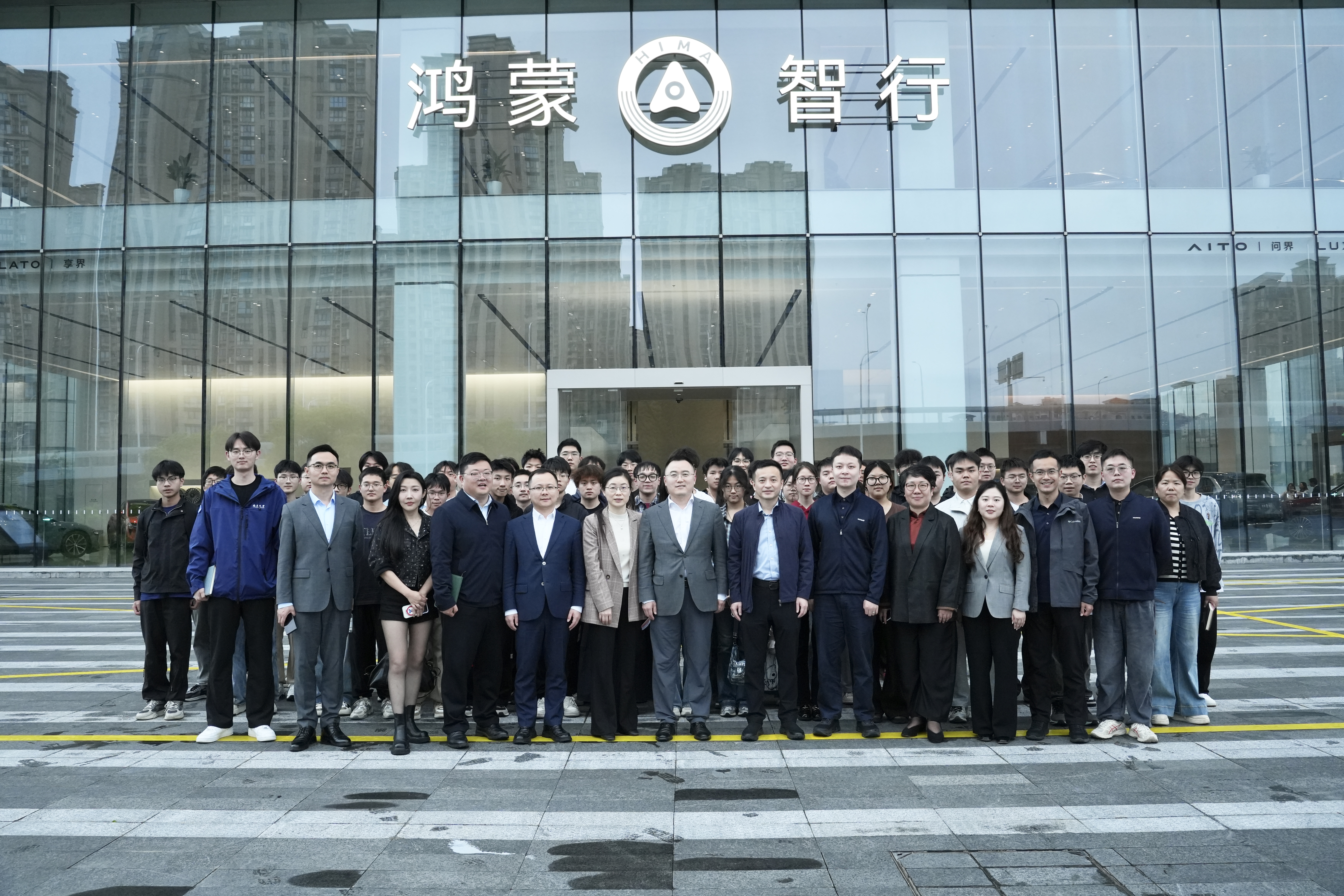 南昌大学副校长吴丹一行走进华宏汽车品牌中心